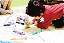 お絵かきに集中する男の子
